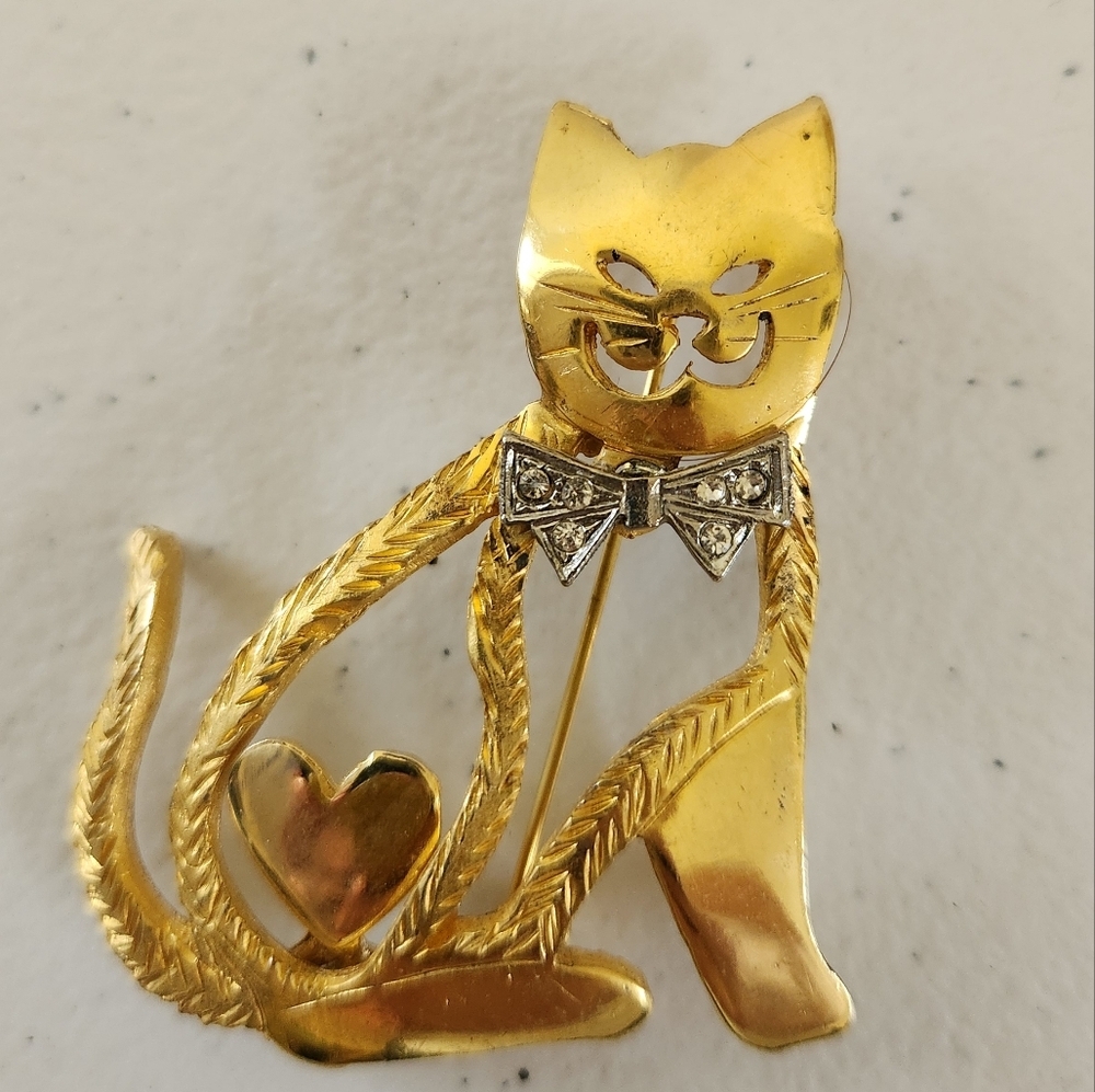 Vintage Ultra Craft Brooch Pin Cat Brushed Gold Tone Open Bow tie Heart Signed - Picture 2 of 4